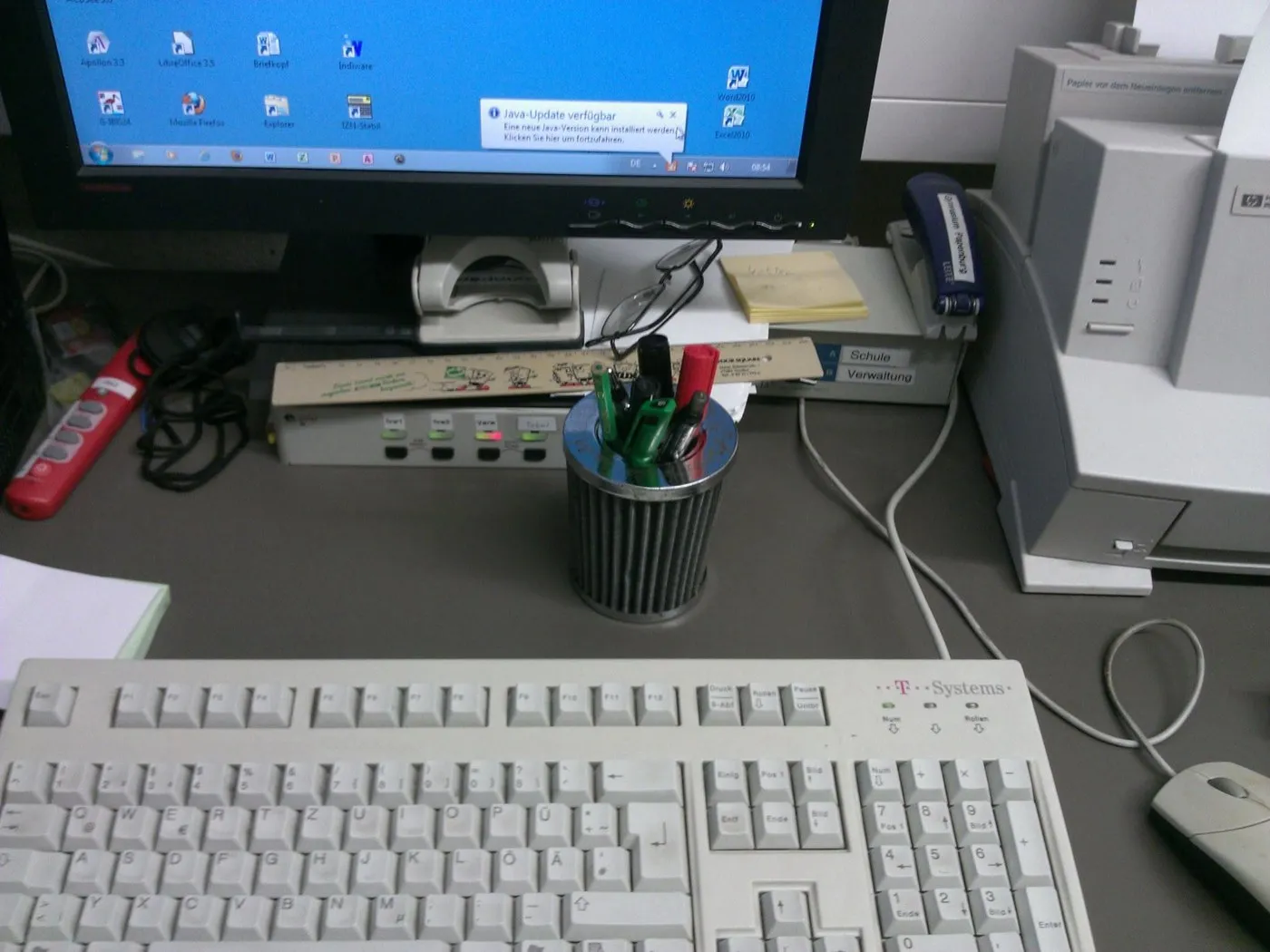 Arbeitsplatz mit Monitor und Tastatur am Gymnasium