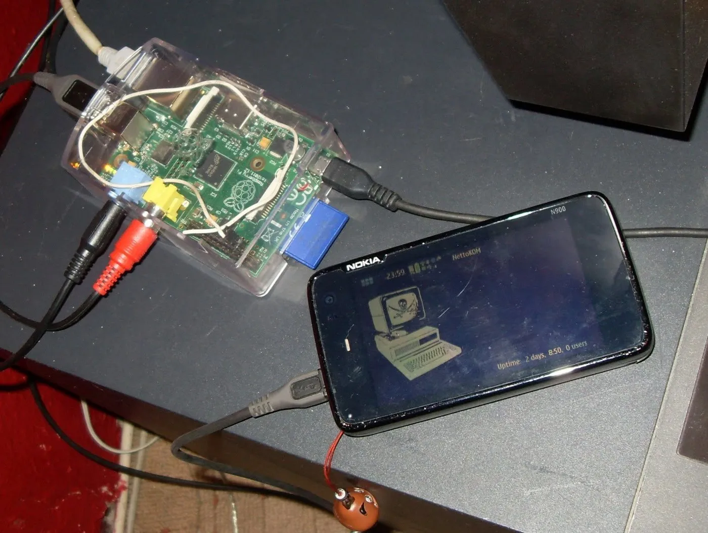 Raspberry Pi der ersten Generation neben einem Nokia N900
