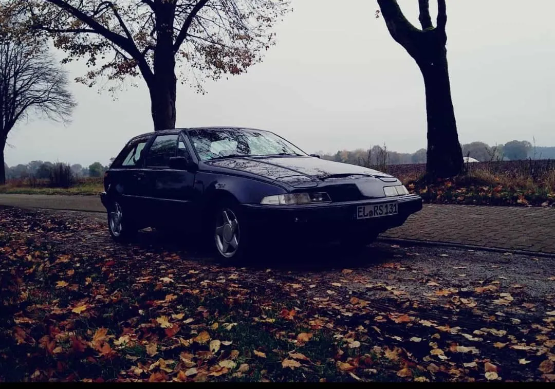 Restaurierter Volvo 480 im Herbstlaub